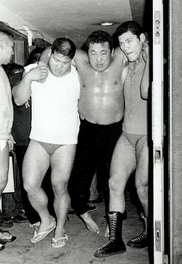 激闘後、力道山は歩けず猪木（右）と豊登の肩を借りて引き揚げた