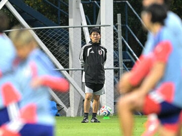 真剣な表情で練習を見つめる森保監督