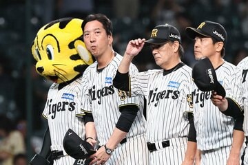 試合後、ファンにあいさつした阪神・藤川監督