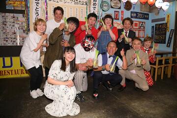 （前列右から）イーちゃん、リッキー、ぶっちゃあ、ザ・グレートサスケ、矢島珠衣（後列右から）ガリベンズ矢野、高木ひとみ○、そえじまひでき、Gたかし、店舗スタッフ２名