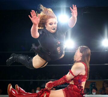 巨体を使ったボディープレスで、青野未来(右)を押し潰すナイトシェイド