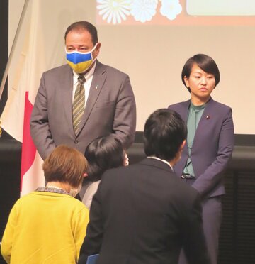  鈴木貴子外務副大臣(右)とウクライナのセルギー・コルスンスキー駐日大使（東スポWeb）