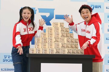 ”７億円”を前にした今田美桜（左）と矢本悠馬