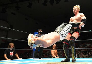  SANADAをジャイアントスイングでぶん回すオカダ