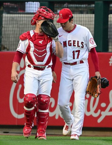  初勝利へバッテリーで打ち合わせ？（ロイター＝ＵＳＡ　ＴＯＤＡＹ　Ｓｐｏｒｔｓ）