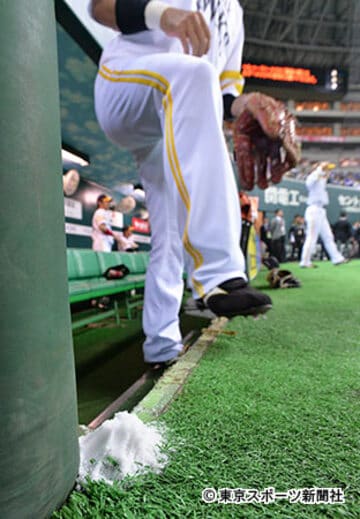 ベンチ前の盛り塩が踏み崩されてしまった