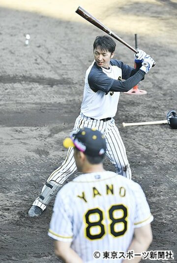  矢野監督の前で打撃練習を行う近本