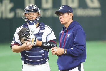 韓国代表のイ・ガンチョル監督(右)