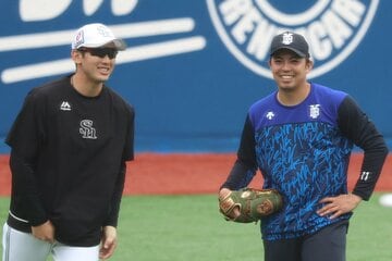 試合前にDeNA・東克樹(右)と話し込むソフトバンク・山本祐大