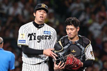坂本誠志郎(右)とのコンビで、またも巨人打線を封じた阪神・才木浩人