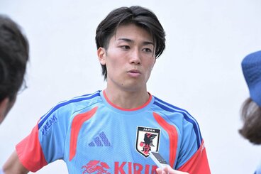 報道陣の取材に答える中村敬斗