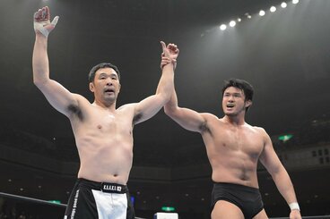柴田(右)とのコンビで新日本に参戦!(12年10月)
