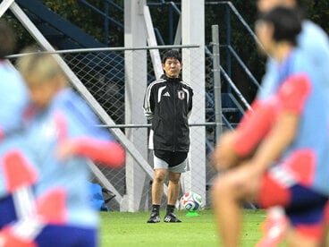 真剣な表情で練習を見つめる森保監督