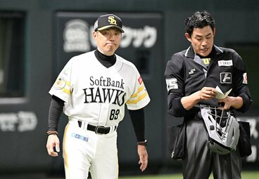 日本ハム戦全勝もあって、なんとか借金持ちでの交流戦突入を免れたソフトバンク・小久保監督(左)