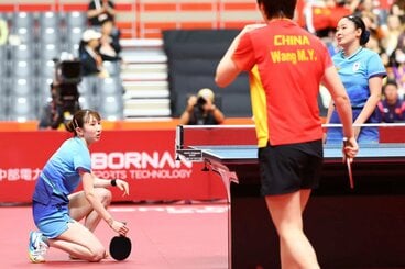 第1ゲームを0-11で落とした張本美和(右)と早田ひな