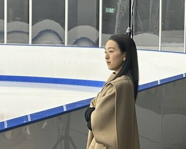 教え子の滑りを見守る浅田真央