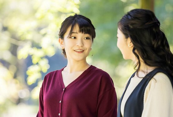  佳子さま（手前）と話す眞子さま（ロイター／宮内庁提供）