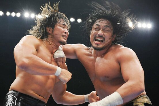 後藤洋央紀（右）から強烈なエルボーをくらう棚橋弘至（左、07年11月）