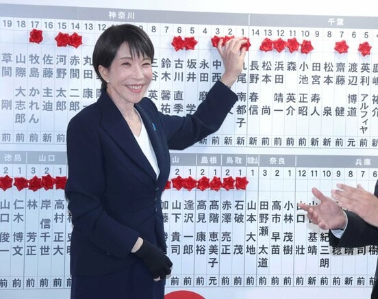 当確者の名前にバラを付ける高市首相（代表撮影）