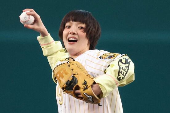 元気いっぱいで白球を投げ込んだあいみょん