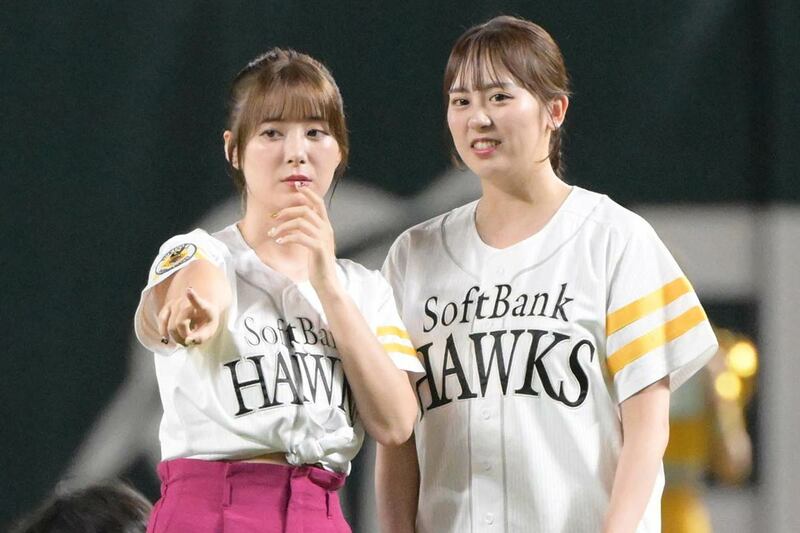 始球式に登場した生田衣梨奈と坂口理子(右)