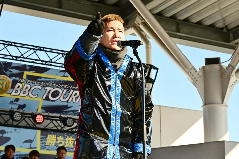 オープニングセレモニーであいさつする西山貴浩