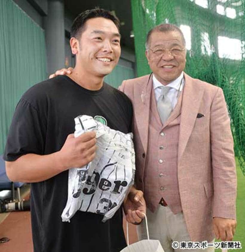  掛布氏（右）からユニホームをプレゼントされた阿部