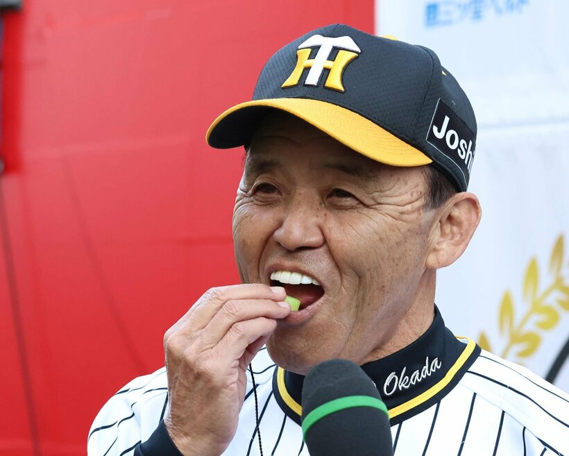 パインアメを口にする岡田監督。すっかりおなじみの光景だ　