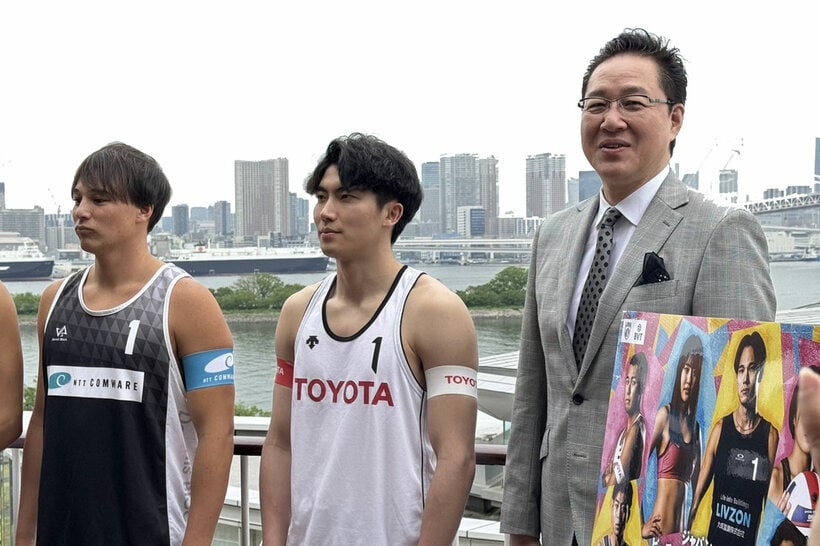 水町泰杜(中)と川合俊一会長（右）