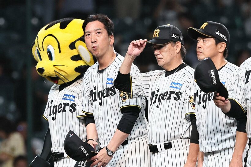 試合後、ファンにあいさつした阪神・藤川監督