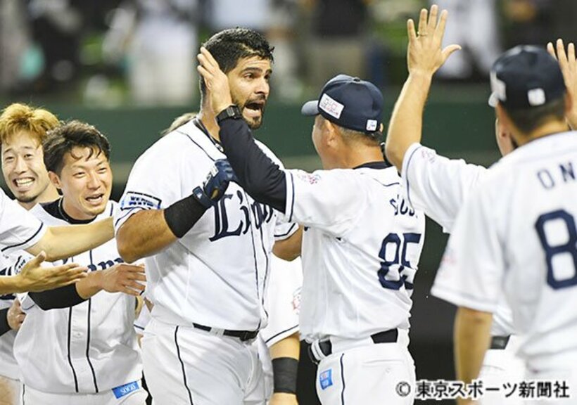  ９月２０日の楽天戦でサヨナラ本塁打を放ち、辻監督（中央右）と喜ぶメヒア