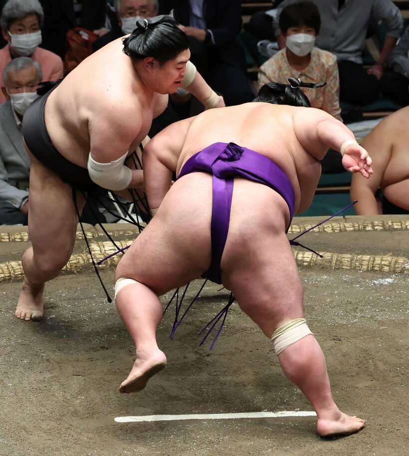  貴景勝（右）を引き落とした阿炎（東スポWeb）