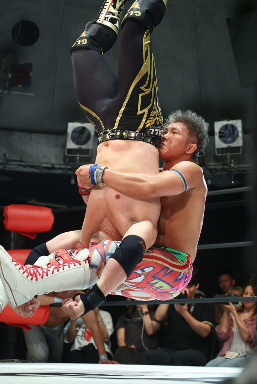 鈴木鼓太郎(左)をパイルドライバーで落とすエル・リンダマン