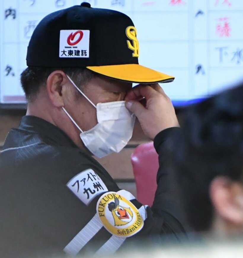  ベンチで考え込むソフトバンク・工藤監督
