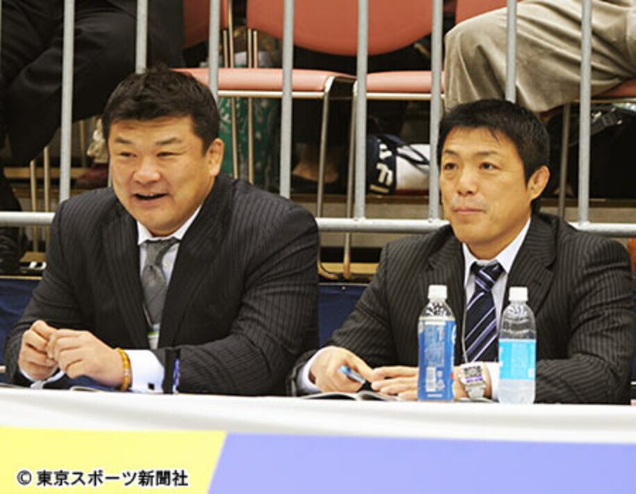 強化委員として試合を見守る古賀氏（右）。左は男子の強化委員となった吉田秀彦氏