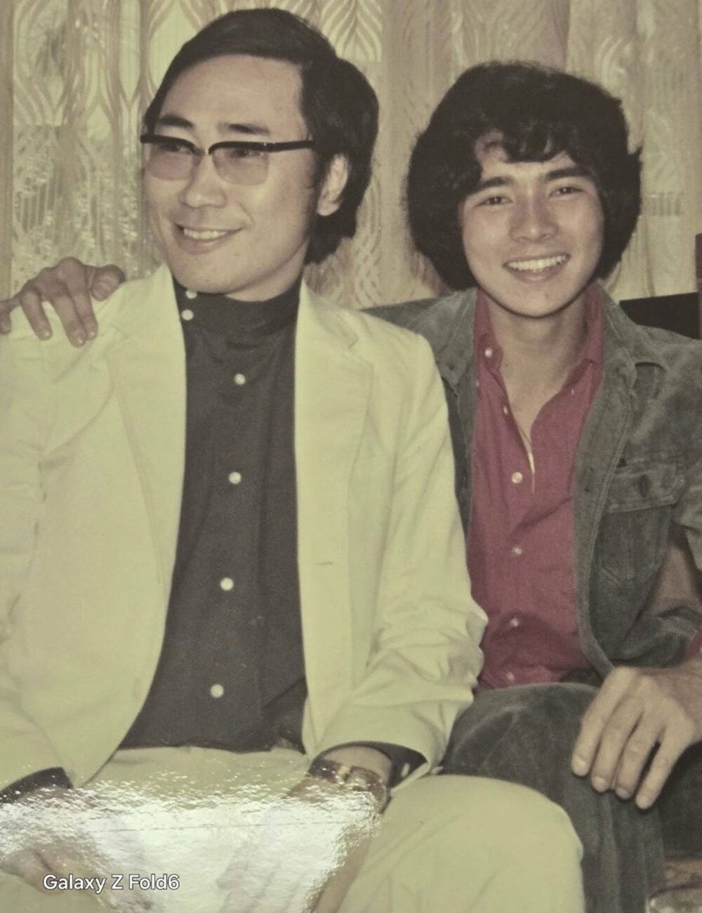 若き日の高須克弥氏(左)と郷ひろみ(本人提供写真)