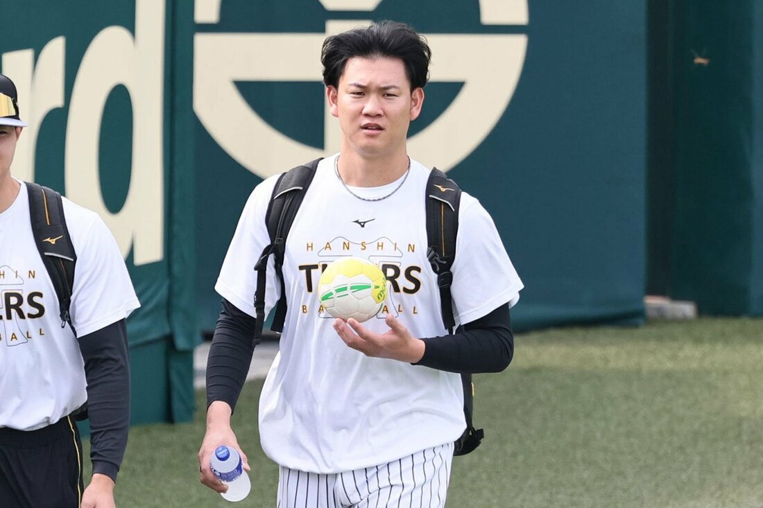 相棒の〝偽ハンドボール〟を持ってグラウンド入りする阪神・及川雅貴