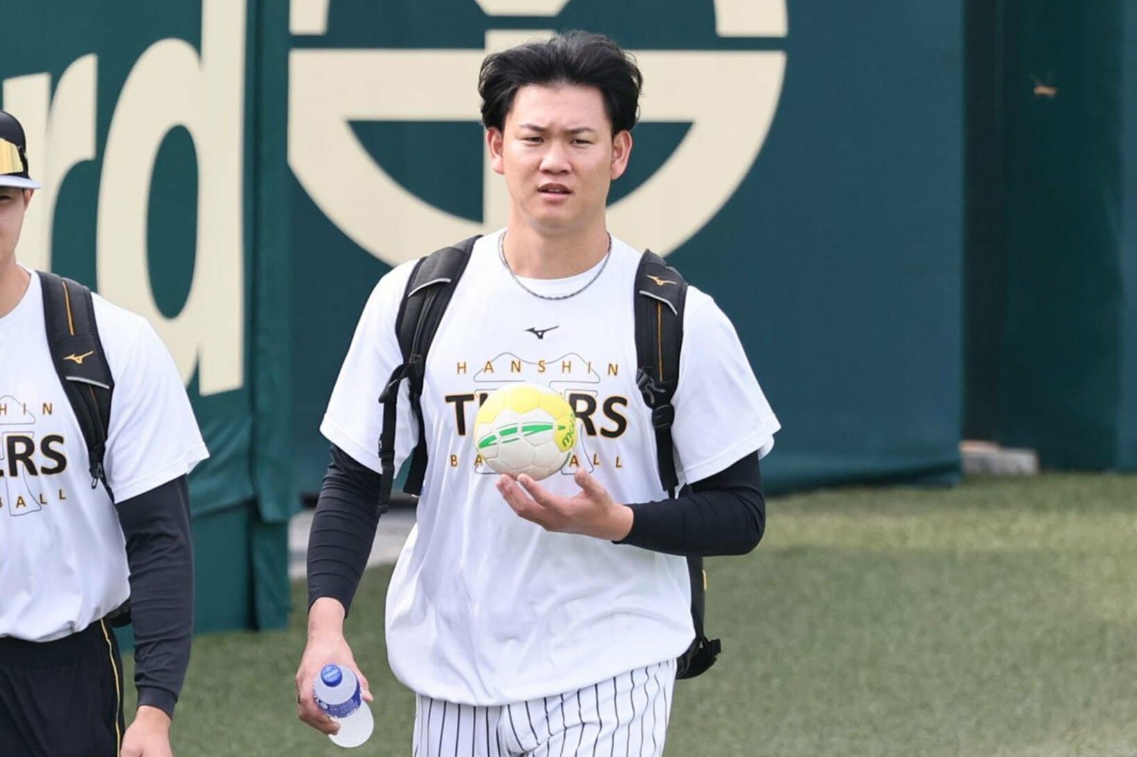相棒の〝偽ハンドボール〟を持ってグラウンド入りする阪神・及川雅貴