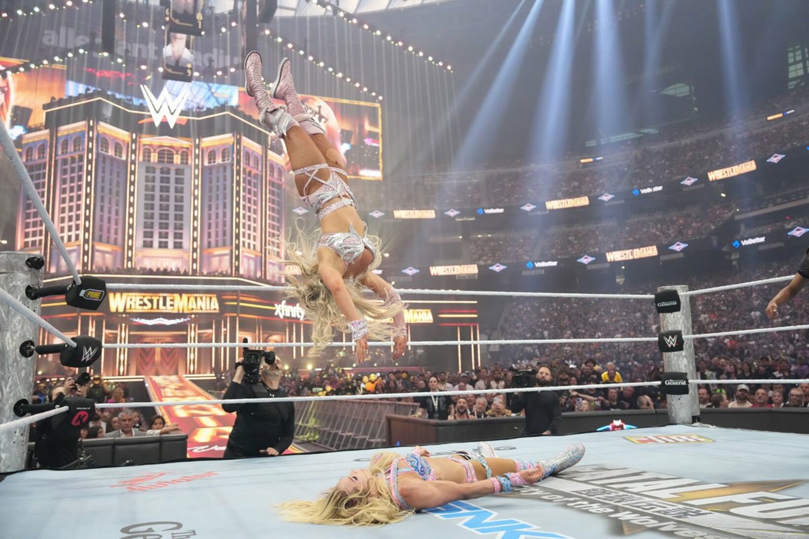 シャーロット・フレアー(下)にプリティエストムーンサルトエバーを決めるティファニー（©WWE）