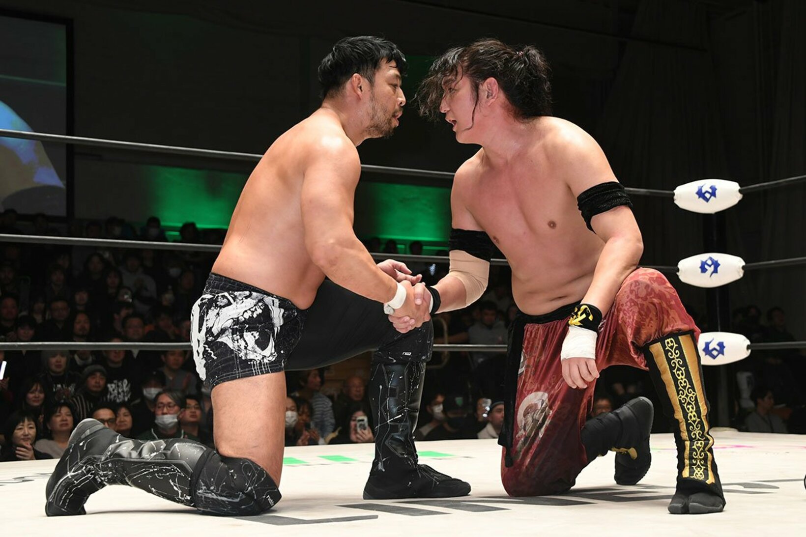 試合後、KENTA(左)がっちり握手を交わす佐々木憂流迦