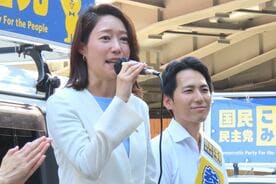 当選報告を行った牛田茉友氏(左)と奥村よしひろ氏