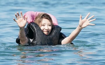  水神祭で水面に落とされ、ポーズを決める高田ひかる