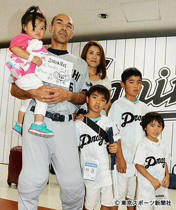 家族の支えもあっての２０００安打。絵美子夫人と４人の子供たちと和田