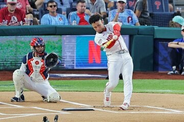 球宴のHRダービーで149ｍ弾を放ったレッドソックスのコントレラス（ロイター）