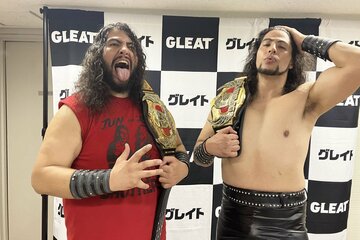 王座Ｖ１０に成功したレイ(左)とジュンの斉藤ブラザーズ