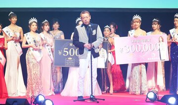 「第２回ナイトクイーングランプリ」で登壇した玉袋筋太郎(中)