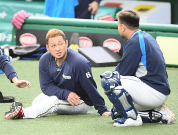  西武・森友哉と話す日本ハム・中田翔（左）