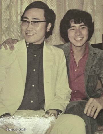 若き日の高須克弥氏（左）と郷ひろみ(本人提供写真)