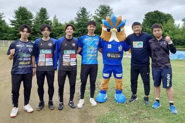 明治安田生命Ｊリーグウォ―キングに参加した武田修宏氏（右から2人目） と北海道十勝スカイアースの 公式マスコットのスカッチ