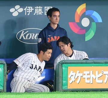 ベンチ内でも距離は近い大谷翔平(右)と近藤健介